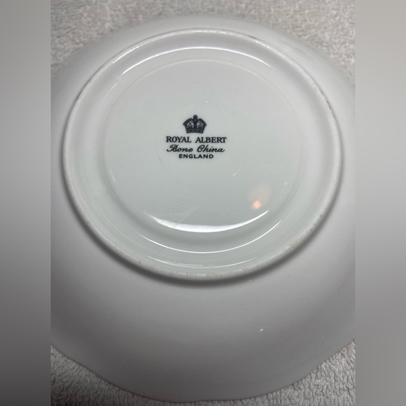 Royal Albert Vintage Bone China England tea cup and saucer set - Picture 3 of 4